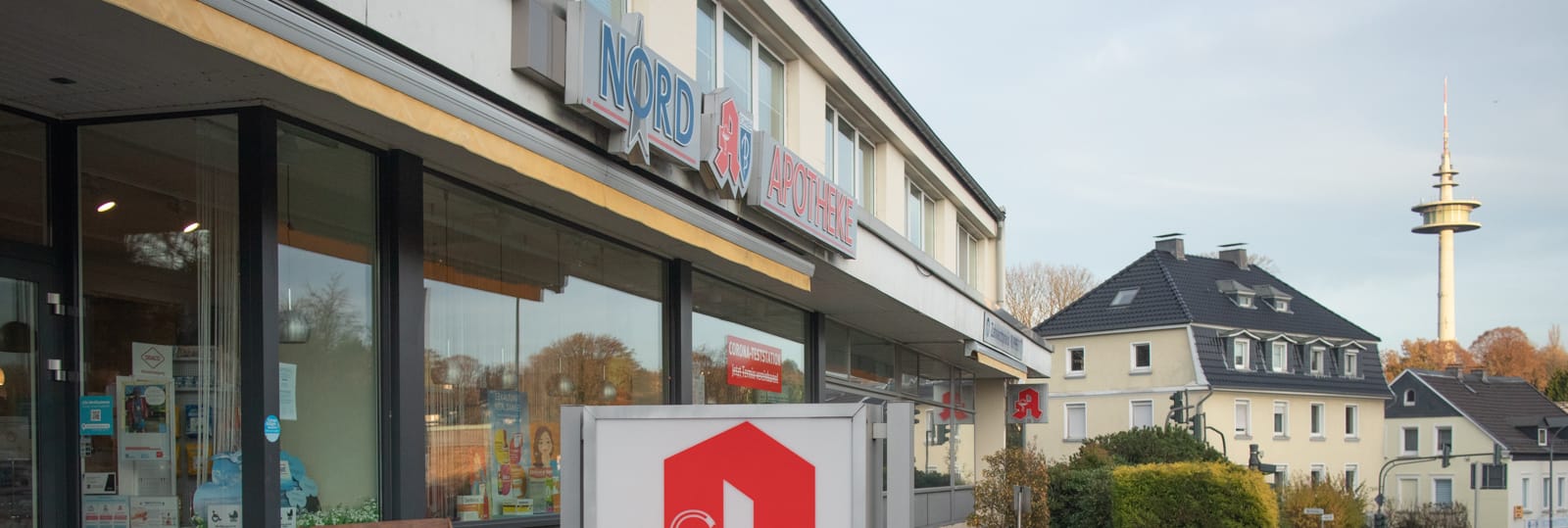 Foto: Mirko Schröder/digitalbanal Die Nord-Apotheke mit Blick zum Wasserturm
